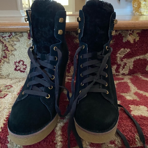 New❄️Gorgeous UGG wedge boot - Picture 2 of 8